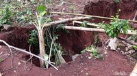 Warga Desa Purwodadi, Gunungkidul, DIY dikejutkan dengan munculnya rekahan tanah sepanjang 16 meter. Rekahan tanah yang muncul di Dusun Brongkol itu mengalirkan lumpur dan menutup jalan Dusun Kenis.