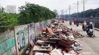 Sampah yang menumpuk itu akibatnya memakan sebagian jalan.