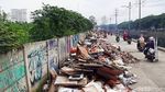 Sampah Sisa Banjir Ibu Kota Membujur di Tepi Jalan