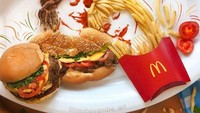Bermodalkan kentang dan burger, Andre membuat gambar dua sosok wanita cantik. Wajah wanita ini dibuat menggunakan sapuan saus tomat. Foto: instagram @heyheyandre_art