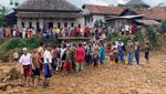 Sukajaya Terisolir, Bantuan Dikirim Pakai Helikopter