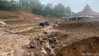 Komunitas motor dual sport CRF 250 Rally Indonesia mampu menembus wilayah jalan yang putus, becek, licin dan hanya jalan tanah serta berbatu.