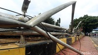 Bahkan salah satu tiang besi menjorok ke trotoar yang membuat pejalan kaki kesulitan saat melintas.