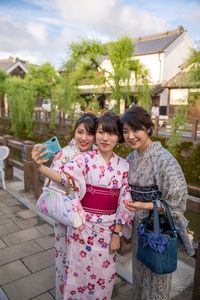 Yukata berbahan lebih tipis dan sifatnya lebih informal. Yukata umumnya dikenakan saat musim panas