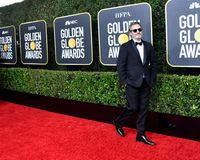 Joaquin Phoenix memakai tuksedo Stella McCartney di Golden Globes 2020.