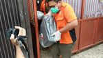 Sambil Gendong Anak, Teddy Jelaskan soal Autopsi dan Lebam di Tubuh Lina