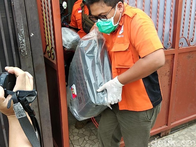 Ini Barang yang Dibawa Polisi dari Rumah Teddy