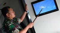 Pangkogabwilhan 1 Laksamana Madya TNI Yudo Margono menunjukkan pergerakan kapal nelayan asing melalui layar yang tersambung kamera intai dari Pesawat Boeing 737 Intai Strategis AI-7301 Skadron Udara 5 Wing 5 TNI AU Lanud Sultan Hasanudin Makassar di Laut Natuna pada Sabtu (4/1/2020). Antara Foto/M Risyal Hidayat.