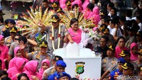 Polda Metro Jaya menggelar upacara lepas sambut (farewel) Kapolda Metro Jaya. Upacara pelepasan Kapolda Metro Jaya terdahulu, Komjen Gatot Eddy ini digelar di Lapangan Promoter Polda Metro Jaya, Jakarta, Rabu (8/1/2020).