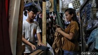 Untuk memudahkan warga, para pedagang yang menjajakan seragam dan berbagai atribut sekolah di Pasar Jatinegara itu pun menerima KJP untuk pembayarannya lho.