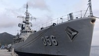 KRI Karel Satsuit Tubun-356 bersandar di Faslabuh Lanal Ranai pada Selasa (7/1/2020). KRI ini akan bergabung untuk melakukan operasi pengendalian wilayah laut, khususnya di Zona Ekonomi Ekslusif (ZEE) laut Natuna Utara. Antara Foto/Risyal Hidayat.