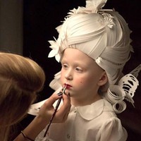 Selain membuat wig dari kertas, kedua seniman Asy dan Dmitry juga membuat pakaian dari kertas yang tak kalah keren dan memukau. Jika melihatnya sekilas kamu mungkin tidak akan menyadari bahwa pakaian tersebut terbuat dari kertas. (Foto: instagram @asya_kozina)