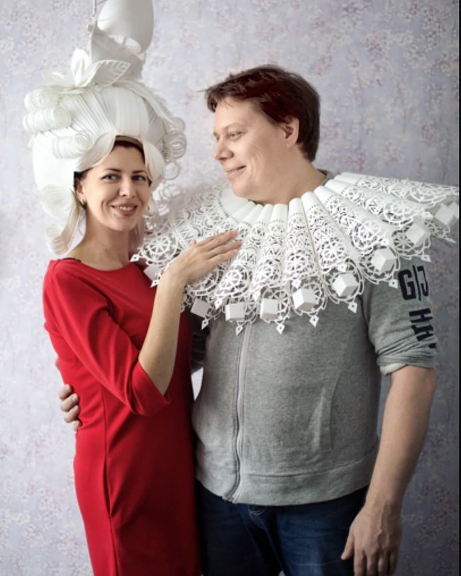 Jika biasanya sebuah wig dibuat dari rambut asli atau rambut sintetis, maka berbeda dengan wig yang satu ini. Pasangan suami-istri dari Rusia dan Ukraina, Dmitry Kozin dan Asya Kozina adalah seniman di balik karya unik ini. Kedua seniman tersebut memilih membuat beragam hasil karya seninya dari kertas. Salah satunya adalah wig kertas seperti di foto ini. (Foto: instagram @asya_kozina)