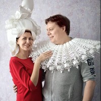 Jika biasanya sebuah wig dibuat dari rambut asli atau rambut sintetis, maka berbeda dengan wig yang satu ini. Pasangan suami-istri dari Rusia dan Ukraina, Dmitry Kozin dan Asya Kozina adalah seniman di balik karya unik ini. Kedua seniman tersebut memilih membuat beragam hasil karya seninya dari kertas. Salah satunya adalah wig kertas seperti di foto ini. (Foto: instagram @asya_kozina)