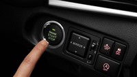 Dari segi fitur, Perodua Bezza versi 1.3 liter juga telah mendapatkan sistem kunci keyless, dengan tombol start stop engine. Foto: Perodua