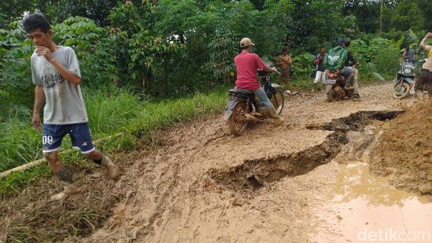 Jalan ke Desa di Sukajaya Tetap Sulit Dilalui Meski Longsor Sudah Dibersihkan 