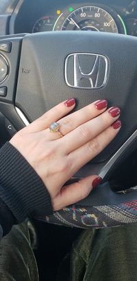 Wanita Ini Dihujat Usai Pamer Foto Cincin Tunangan Sambil Mengemudi