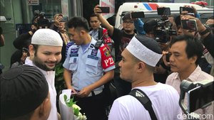 Bebas, Ridho Rhoma Tebar Senyum Semringah