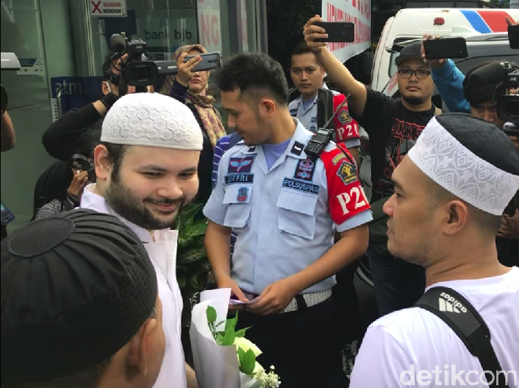 Bebas, Ridho Rhoma Tebar Senyum Semringah