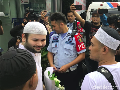 Bebas, Ridho Rhoma Tebar Senyum Semringah