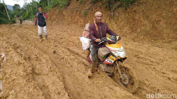 Jalan ke Desa di Sukajaya Tetap Sulit Dilalui Meski Longsor Sudah Dibersihkan 