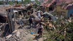 Penampakan Rumah Rusak Akibat Pohon Tumbang di Denpasar