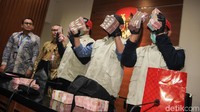 KPK menduga Bupati Sidoarjo menerima duit total Rp 550 juta. 