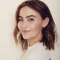 Sarah mengaku jika alis tebalnya memang membuat beberapa pria takut tapi banyak pula yang mau melakukan apapun untuk menganjaknya kencan. Aku pikir beberapa pria punya fetish dengan itu, beberapa pria DM aku. Aku dapat banyak tawaran kencan, pria-pria merayuku,  Foto: Instagram @_sarahmarieclark_