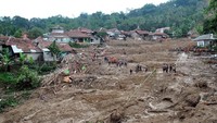 Sejumlah anggota Sat Brimobda Jabar, Basarnas dan relawan melakukan proses pencarian korban tanah longsor di Kampung Sinar Harapan, Sukajaya, Bogor. Petugas SAR gabungan masih mencari tiga warga yang tertimbun tanah saat bencana longsor menerjang kampung tersebut pada Rabu (1/1/2020). ANTARA FOTO/Arif Firmansyah.