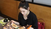 Dengan gaya santai dan rambut dicepol, ini tenangnya Kim Chungha saat ingin memesan makanan. Foto: Instagram @chungha_official