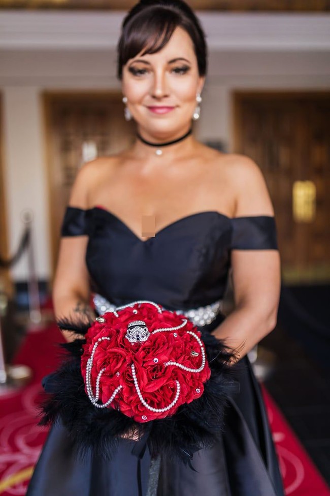 Sang pengantin wanita, Tiffany terlihat mengenakan gaun hitam dengan membawa buket bunga yang dihiasi mutiara dan wajah stormtroopers yang dibuat dari payet bling-bling. Benar-benar terlihat keren bukan? Foto: dok. dragon photo studio