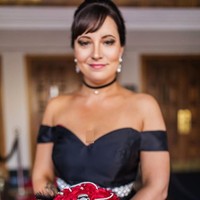 Sang pengantin wanita, Tiffany terlihat mengenakan gaun hitam dengan membawa buket bunga yang dihiasi mutiara dan wajah stormtroopers yang dibuat dari payet bling-bling. Benar-benar terlihat keren bukan? Foto: dok. dragon photo studio