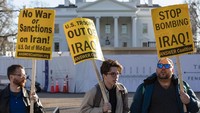 Sebelumnya, sejumlah demonstran anti-perang juga turut melakukan aksi mengecam dan menolak tindakan Amerika Serikat melakukan penyerangan terhadap Iran. Aksi protes itu dilakukan di depan Gedung Putih, Washington D.C, pada Rabu (8/1) pagi waktu setempat. Getty Images/Samuel Corum.
