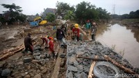 Perbaikan sementara tanggul Kali Bekasi itu pun dilakukan untuk mengantisipasi meluapnya kembali air kali saat hujan kembali mengguyur kawasan tersebut.