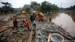 Usai Jebol dan Bikin Banjir, Tanggul Kali Bekasi Diperbaiki