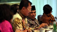 Hadir dalam ratas Wakil Presiden Maruf Amin, Menko Polhukam Mahfud Md, Menko Perekonomian Airlangga Hartarto, Menko PMK Muhadjir Effendy, Menteri PPA I Gusti Ayu Bintang Darmawati hingga Kapolri Jenderal Idham Azis.