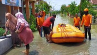 Sedangkan petugas BPBD Kabupaten Gresik juga terlihat siaga membantu menyebrangkan warga sekitar jika beraktivas keluar kampung dan juga memberikan bantuan logistik.