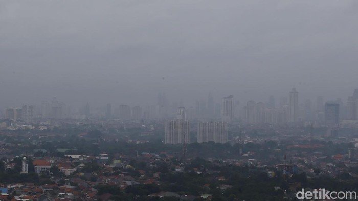 Awan mendung menyelimuti Kota Jakarta sejak pagi hari. BMKG memprediksi cuaca di sebagian wilayah Ibu Kota akan terjadi hujan pada hari ini.