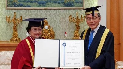 Megawati Raih Gelar Doktor HC Universitas Soka Tokyo