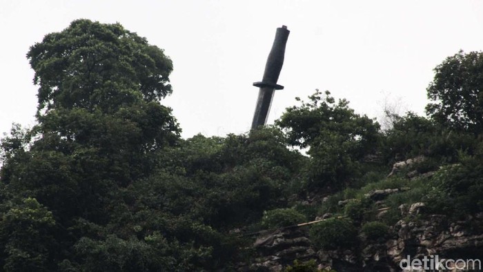 Sebuah belati raksasa tertancap di atas tebing Gunung Manik di Desa Citatah, Kabupaten Bandung Barat (KBB). Begini penampakannya.