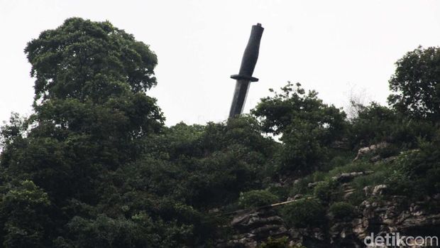 Sebuah belati raksasa tertancap di atas tebing Gunung Manik di Desa Citatah, Kabupaten Bandung Barat (KBB). Begini penampakannya.