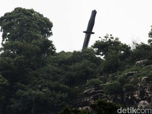 Aneh tapi Nyata: Cerita Lengkap Belati Raksasa Tertancap di Gunung Manik