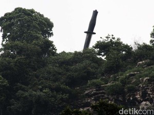Aneh tapi Nyata: Cerita Lengkap Belati Raksasa Tertancap di Gunung Manik