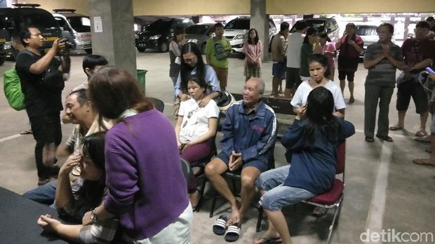 Hermawan M-detikcom/ Keluarga korban tewas terjebak kebakaran ruko di Makassar saat berada di RS Bhayangkara