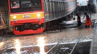 Banjir akibat cuaca ekstrem juga melumpuhkan akses transportasi KRL Commuterline. ANTARA FOTO/Aditya Pradana Putra.