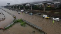 Cuaca ekstrem semakin meluas, bahkan Tol Cikampek juga lumpuh akibat tergenang banjir di kawasan jati bening, Bekasi, Jawa Barat. ANTARA FOTO/Saptono.