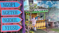 Lokasi yang berada di kolong tol ini telah disulap menjadi bale khas Betawi.