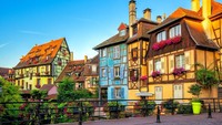 Penduduk desa ini sadar bahwa Colmar begitu menarik perhatian dunia. Demi mempercantik desa ini, mereka pun menghias balkon-balkon rumah dengan menggunakan bunga warna-warni. (iStock)