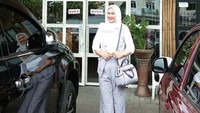 Zuraida Hanum saat foto di depan sebuah tempat makan. Jamaluddin dibunuh di rumah mereka di di Jalan Aswad, Perumahan Royal Monaco, Blok B Nomor 22, Medan, Sumatera Utara pada Kamis (28/11/2019).  