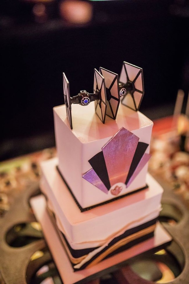 Acara pernikahan unik ini benar-benar kembali mengingatkanmu akan film Star Wars. Lihat saja kue pernikahan bernuansa Star Wars yang dihiasi TIE Fighter atau kapal perang milik Empire Galactic ini. Foto: dok. dragon photo studio
